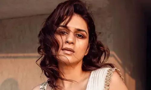 Shraddha Das Photos: నడుము ఒంపులు చూపిస్తోన్న శ్రద్దా దాస్