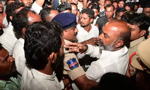 బ్రేకింగ్: ధర్నాకు దిగిన బండి సంజయ్.. కొత్తపల్లిలో హై టెన్షన్ (వీడియో)