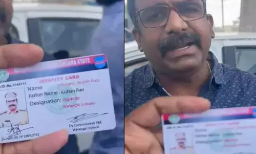 బీఆర్ఎస్ పార్టీ డబ్బులు పంచుతున్న పోలీసు అధికారి.. ? పట్టుకున్న స్థానికులు