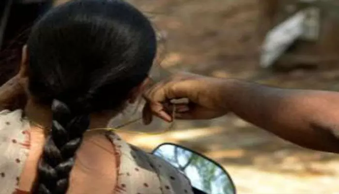 రెచ్చిపోయిన చైన్ స్నాచర్స్.. మహిళ గొంతుకోసి భర్తపై దాడి రెచ్చిపోయిన చైన్ స్నాచర్స్.. మహిళ గొంతుకోసి భర్తపై దాడి