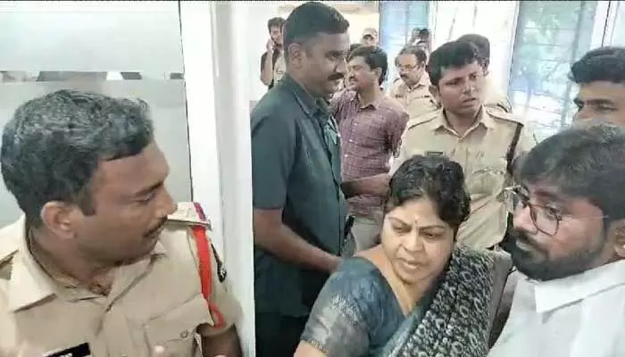 డబ్బులు పంపిణీ చేస్తూ దొరికిపోయిన జీటీఎస్ టెంపుల్ చైర్మన్ డబ్బులు పంపిణీ చేస్తూ దొరికిపోయిన జీటీఎస్ టెంపుల్ చైర్మన్