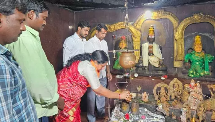 అది అసత్య ప్రచారం.. దేవుని పై ప్రమాణం చేసిన బీజేపీ నాయకురాలు అది అసత్య ప్రచారం.. దేవుని పై ప్రమాణం చేసిన బీజేపీ నాయకురాలు