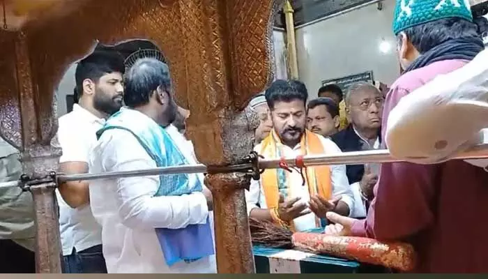 నాంపల్లి దర్గాలో రేవంత్ రెడ్డి ప్రత్యేక ప్రార్థనలు నాంపల్లి దర్గాలో రేవంత్ రెడ్డి ప్రత్యేక ప్రార్థనలు