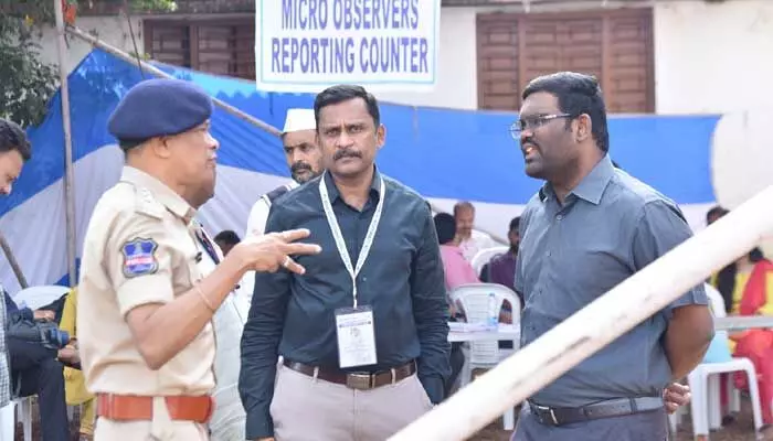 డిస్ట్రిబ్యూషన్ సెంటర్లను సందర్శించిన కలెక్టర్ డిస్ట్రిబ్యూషన్ సెంటర్లను సందర్శించిన కలెక్టర్