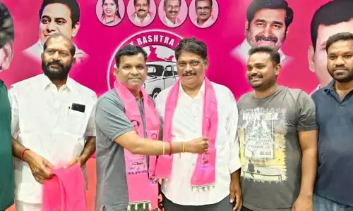 బీఆర్‌ఎస్‌లో చేరిన కాంగ్రెస్ పార్టీ కౌన్సిలర్