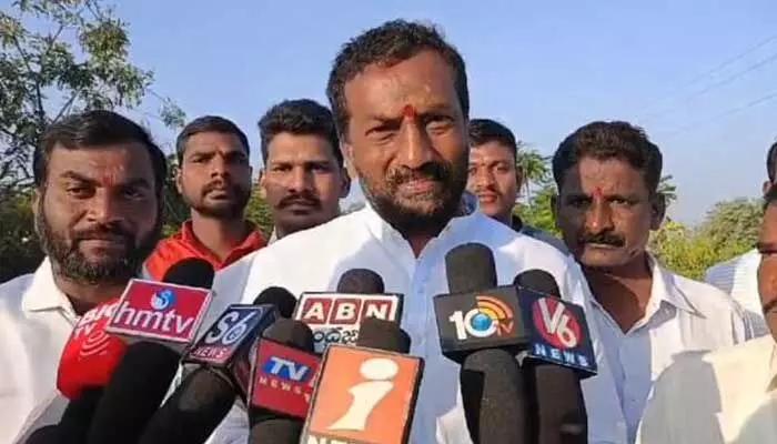 ఓటు హక్కును వినియోగించుకున్న Raghunandan Rao ఓటు హక్కును వినియోగించుకున్న Raghunandan Rao