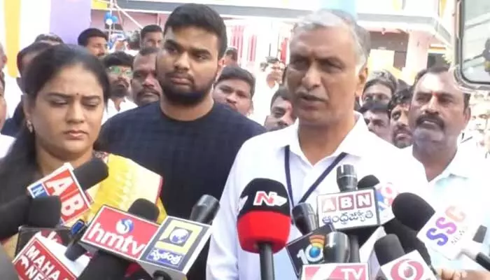 కుటుంబ సమేతంగా ఓటు హక్కు వినియోగించుకున్న మంత్రి హరీష్ రావు కుటుంబ సమేతంగా ఓటు హక్కు వినియోగించుకున్న మంత్రి హరీష్ రావు