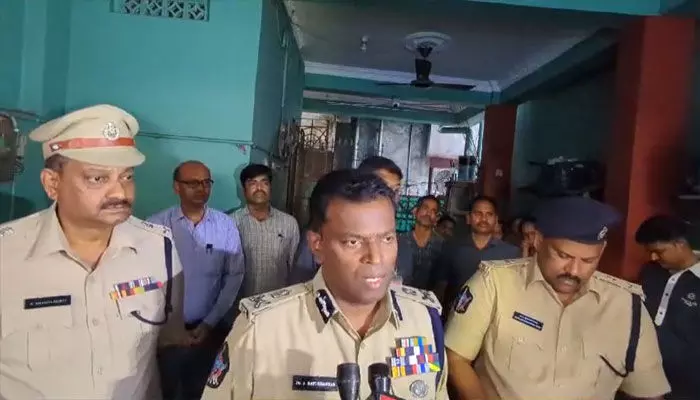 విశాఖలో గంజాయి రవాణా చేసేది కొరియర్ బాయ్లే: సీపీ రవిశంకర్ విశాఖలో గంజాయి రవాణా చేసేది కొరియర్ బాయ్లే: సీపీ రవిశంకర్