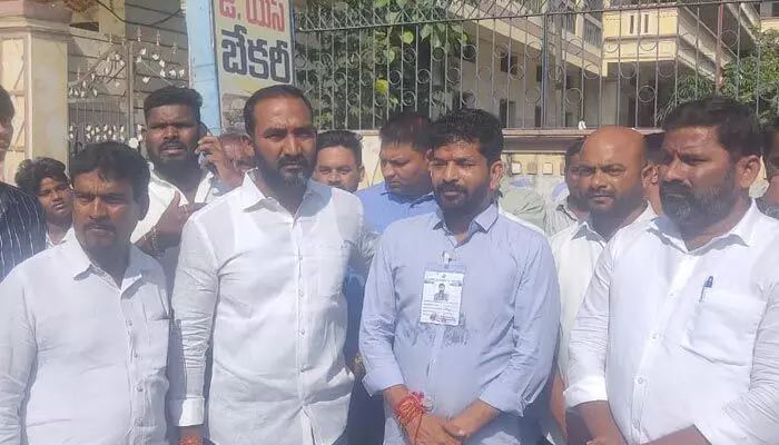 రేవంత్ రెడ్డి సోదరుడుని అరెస్ట్ చేయాలని పోలింగ్ బూత్ ఎదుట ధర్నా.. రేవంత్ రెడ్డి సోదరుడుని అరెస్ట్ చేయాలని పోలింగ్ బూత్ ఎదుట ధర్నా..