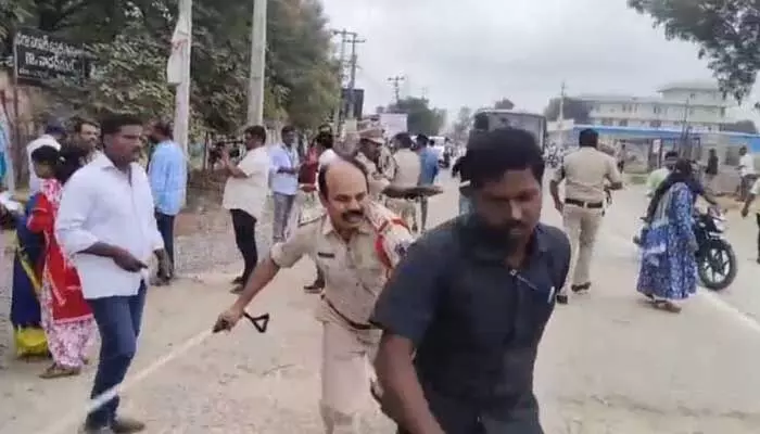 సామాన్యుల పై లాఠీ ఝులిపించిన పోలీసులు సామాన్యుల పై లాఠీ ఝులిపించిన పోలీసులు