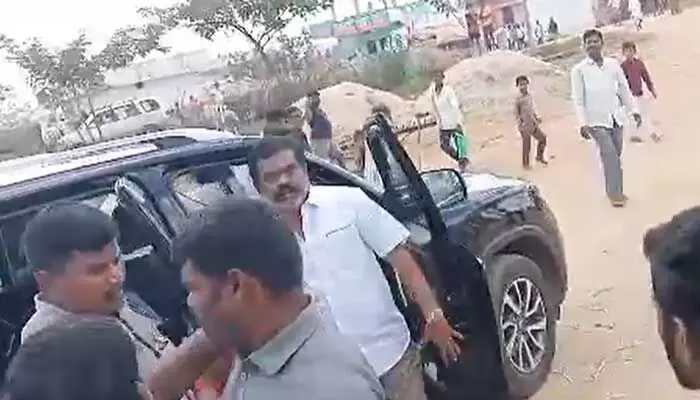 మక్తల్ ఎమ్మెల్యే పై తిరగబడిన గ్రామస్తులు మక్తల్ ఎమ్మెల్యే పై తిరగబడిన గ్రామస్తులు