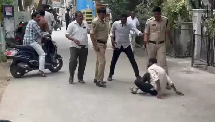 కాంగ్రెస్, బీఆర్ఎస్ నాయకుల పై పోలీసుల లాఠీచార్జ్.. కాంగ్రెస్, బీఆర్ఎస్ నాయకుల పై పోలీసుల లాఠీచార్జ్..