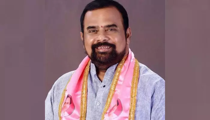 బ్రేకింగ్: ఆలేరు ఎమ్మెల్యే భర్త మహేందర్ రెడ్డిపై రాళ్ల దాడి..! బ్రేకింగ్: ఆలేరు ఎమ్మెల్యే భర్త మహేందర్ రెడ్డిపై రాళ్ల దాడి..!