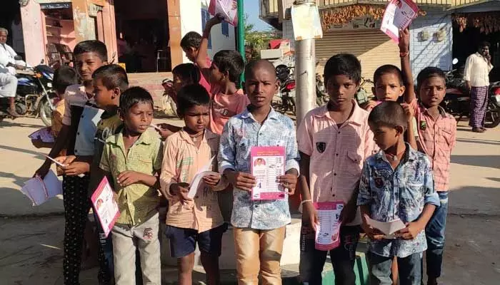 పోలింగ్ కేంద్రాల సమీపంలో చిన్నారుల ప్రచారం పోలింగ్ కేంద్రాల సమీపంలో చిన్నారుల ప్రచారం