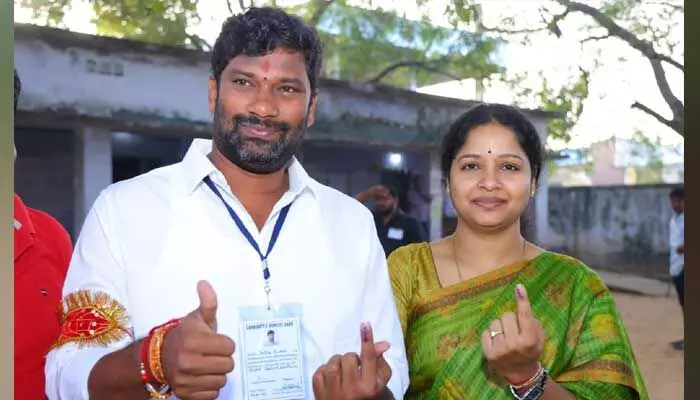 ఓటు హక్కును వినియోగించుకున్న అభ్యర్థులు ఓటు హక్కును వినియోగించుకున్న అభ్యర్థులు