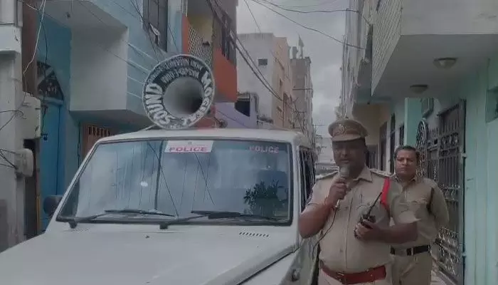 హైదరాబాద్లో వెరీ స్లోగా పోలింగ్.. పర్సంటేజ్ పెంచేందుకు పోలీసుల వినూత్న కార్యక్రమం (వీడియో) హైదరాబాద్లో వెరీ స్లోగా పోలింగ్.. పర్సంటేజ్ పెంచేందుకు పోలీసుల వినూత్న కార్యక్రమం (వీడియో)