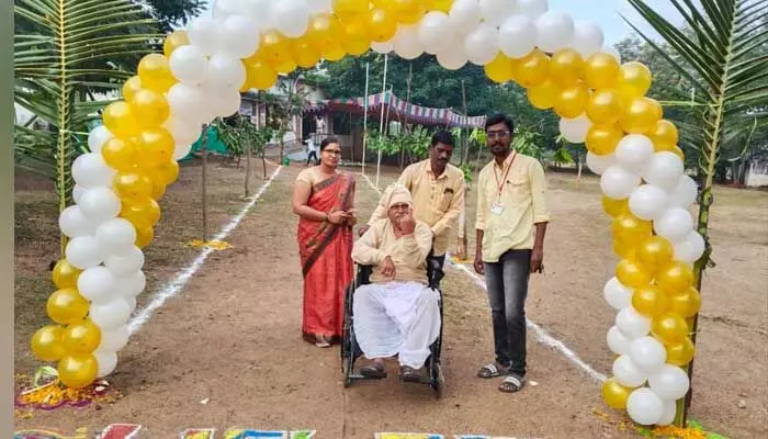 ప్రజాస్వామ్య పండగవేళ స్వాగత తోరణం అదుర్స్..! ప్రజాస్వామ్య పండగవేళ స్వాగత తోరణం అదుర్స్..!