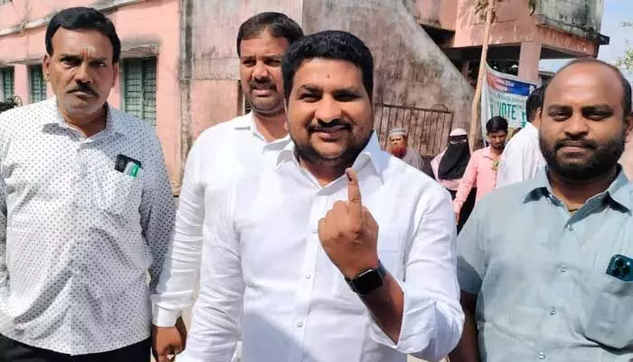 ఓటు హక్కును వినియోగించుకున్న రాష్ట్ర బీసీ కమిషన్ సభ్యుడు ఓటు హక్కును వినియోగించుకున్న రాష్ట్ర బీసీ కమిషన్ సభ్యుడు