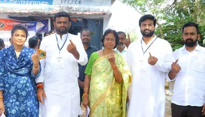 ఓటు హక్కును వినియోగించుకున్న బీఆర్ఎస్ ఎమ్మెల్యే అభ్యర్థి పైలెట్ రోహిత్ రెడ్డి ఓటు హక్కును వినియోగించుకున్న బీఆర్ఎస్ ఎమ్మెల్యే అభ్యర్థి పైలెట్ రోహిత్ రెడ్డి