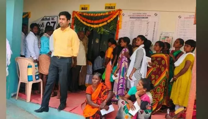మోడల్ పోలింగ్ స్టేషన్లని సందర్శించిన ఎన్నికల రిటర్నింగ్ అధికారి మోడల్ పోలింగ్ స్టేషన్లని సందర్శించిన ఎన్నికల రిటర్నింగ్ అధికారి