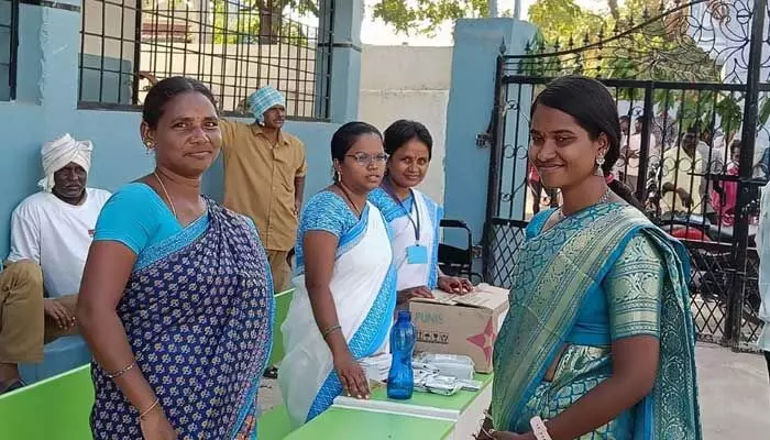 పోలింగ్ కేంద్రాలను పరిశీలించిన బర్రెలక్క (శిరీష) పోలింగ్ కేంద్రాలను పరిశీలించిన బర్రెలక్క (శిరీష)