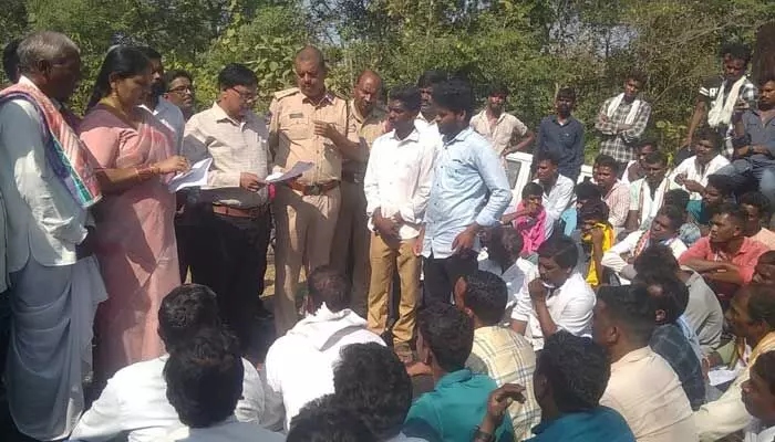అధికారుల చొరవతో ఓటు వేసిన గిరిజనులు అధికారుల చొరవతో ఓటు వేసిన గిరిజనులు