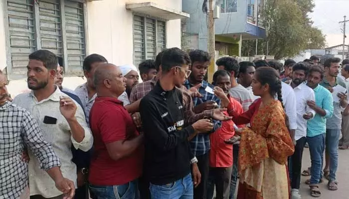 పోలింగ్ కేంద్రాల వద్ద బారులు తీరిన ఓటర్లు.. పోలింగ్ కేంద్రాల వద్ద బారులు తీరిన ఓటర్లు..
