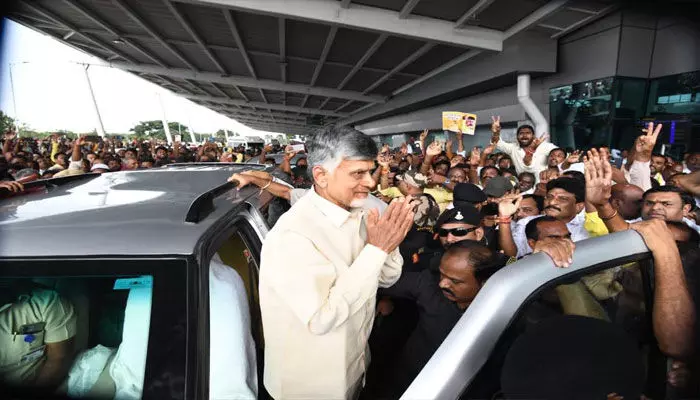 తిరుమల చేరుకున్న టీడీపీ అధినేత చంద్రబాబు నాయుడు తిరుమల చేరుకున్న టీడీపీ అధినేత చంద్రబాబు నాయుడు