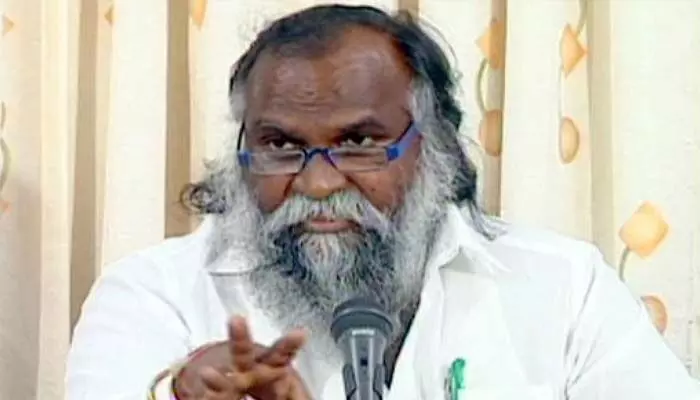 Sangareddy: పోలీస్ స్టేషన్ ఎదుట ఉద్రిక్తత.. ఎమ్మెల్యే జగ్గారెడ్డి బైఠాయింపు Sangareddy: పోలీస్ స్టేషన్ ఎదుట ఉద్రిక్తత.. ఎమ్మెల్యే జగ్గారెడ్డి బైఠాయింపు