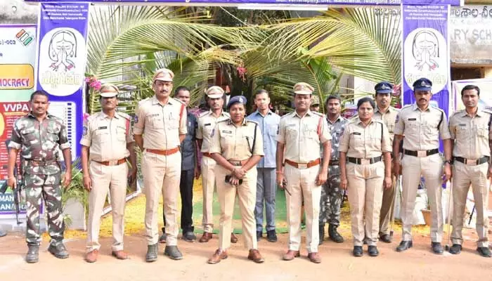పోలింగ్ కేంద్రాల భద్రతను పరిశీలించిన రామగుండం సీపీ పోలింగ్ కేంద్రాల భద్రతను పరిశీలించిన రామగుండం సీపీ