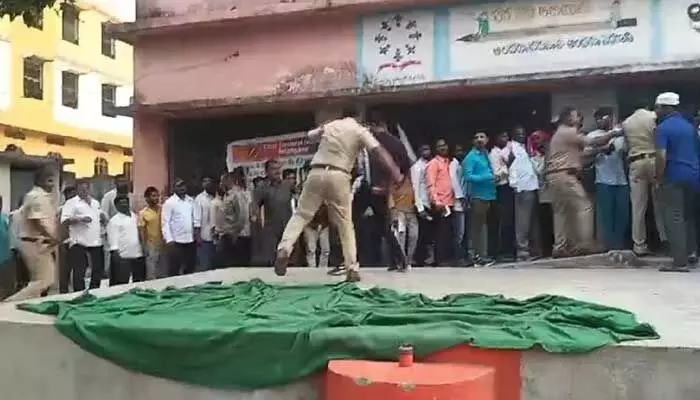 బ్రాహ్మణవాడ పోలింగ్ స్టేషన్ వద్ద ఉద్రిక్తత బ్రాహ్మణవాడ పోలింగ్ స్టేషన్ వద్ద ఉద్రిక్తత