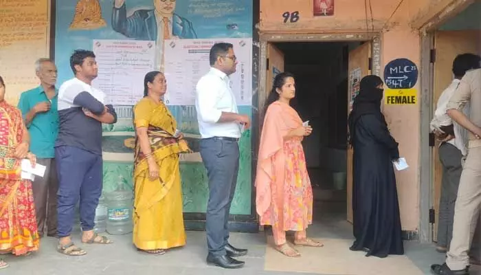 మహబూబ్ నగర్ జిల్లాలో ప్రశాంతంగా ముగిసిన ఎన్నికలు.. ఫొటో ఫీచర్ మహబూబ్ నగర్ జిల్లాలో ప్రశాంతంగా ముగిసిన ఎన్నికలు.. ఫొటో ఫీచర్