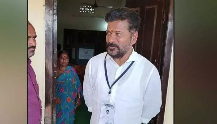 పోలింగ్ కేంద్రాలను పరిశీలించిన రేవంత్ రెడ్డి పోలింగ్ కేంద్రాలను పరిశీలించిన రేవంత్ రెడ్డి