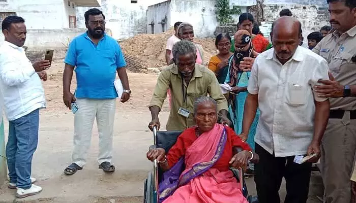 ఓటు హక్కు వినియోగించుకున్న 95 ఏళ్ల వృద్ధురాలు ఓటు హక్కు వినియోగించుకున్న 95 ఏళ్ల వృద్ధురాలు