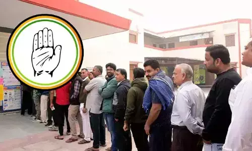 TS Election: పోలింగ్ కేంద్రం వద్ద కాంగ్రెస్ నేతల అత్యుత్సాహం