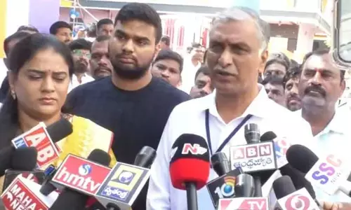 కుటుంబ సమేతంగా ఓటు హక్కు వినియోగించుకున్న మంత్రి హరీష్ రావు