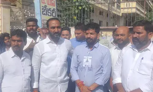 రేవంత్ రెడ్డి సోదరుడుని అరెస్ట్ చేయాలని పోలింగ్ బూత్ ఎదుట ధర్నా..