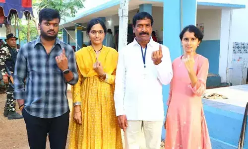 ఓటు వేసిన కొడంగల్ బీఆర్ఎస్ అభ్యర్థి దంపతులు