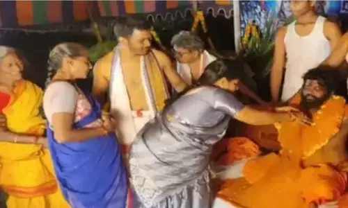 వింత ఆచారం: శివస్వామికి 50కేజీల కారంతో భక్తుల అభిషేకం