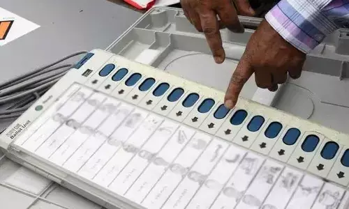 మొరాయించిన మూడు ఈవిఎంలు..