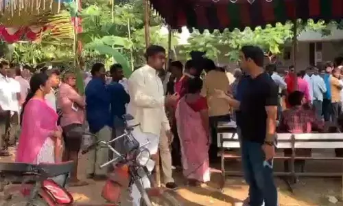 పోలీసులే లక్ష్యంగా ఐఈడీ బాంబు.. (వీడియో)