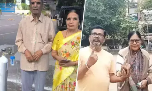 Telangana Polling: ఓటు వేసేందుకు ఆక్సిజన్ సిలిండర్‌‌తో వచ్చిన వృద్దులు.. ఇది కదా బాధ్యత అంటే..!