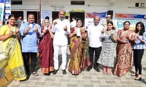 కుటుంబంతో కలిసి ఓటు హక్కును వినియోగించుకున్న బండి