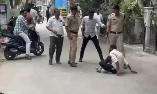 కాంగ్రెస్, బీఆర్ఎస్ నాయకుల పై పోలీసుల లాఠీచార్జ్..