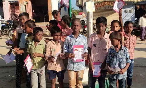 పోలింగ్ కేంద్రాల సమీపంలో చిన్నారుల ప్రచారం