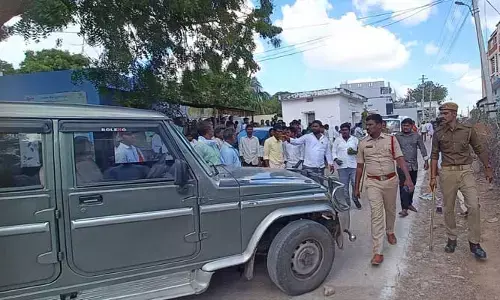 ఓటర్ల మీదికి దూసుకెళ్లిన సెక్టోరియల్ అధికారి వాహనం