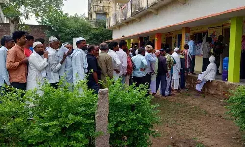 భైంసాలో మొరాయించిన ఈవీఎం...