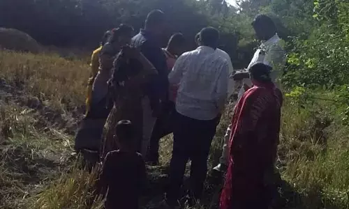 ఓటర్లకు బహిరంగంగానే నోట్ల పంపిణీ..
