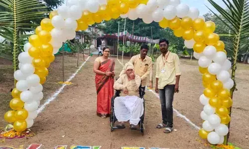 ప్రజాస్వామ్య పండగవేళ స్వాగత తోరణం అదుర్స్..!