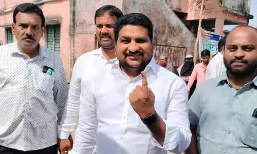 ఓటు హక్కును వినియోగించుకున్న రాష్ట్ర బీసీ కమిషన్ సభ్యుడు